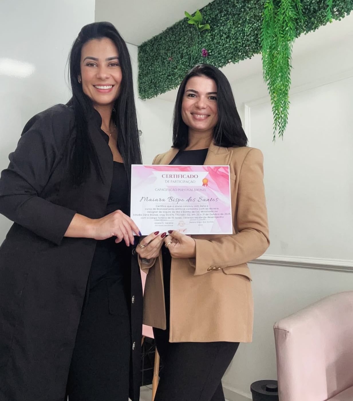 Aluna recebendo certificado de capacitação Personal Bronze