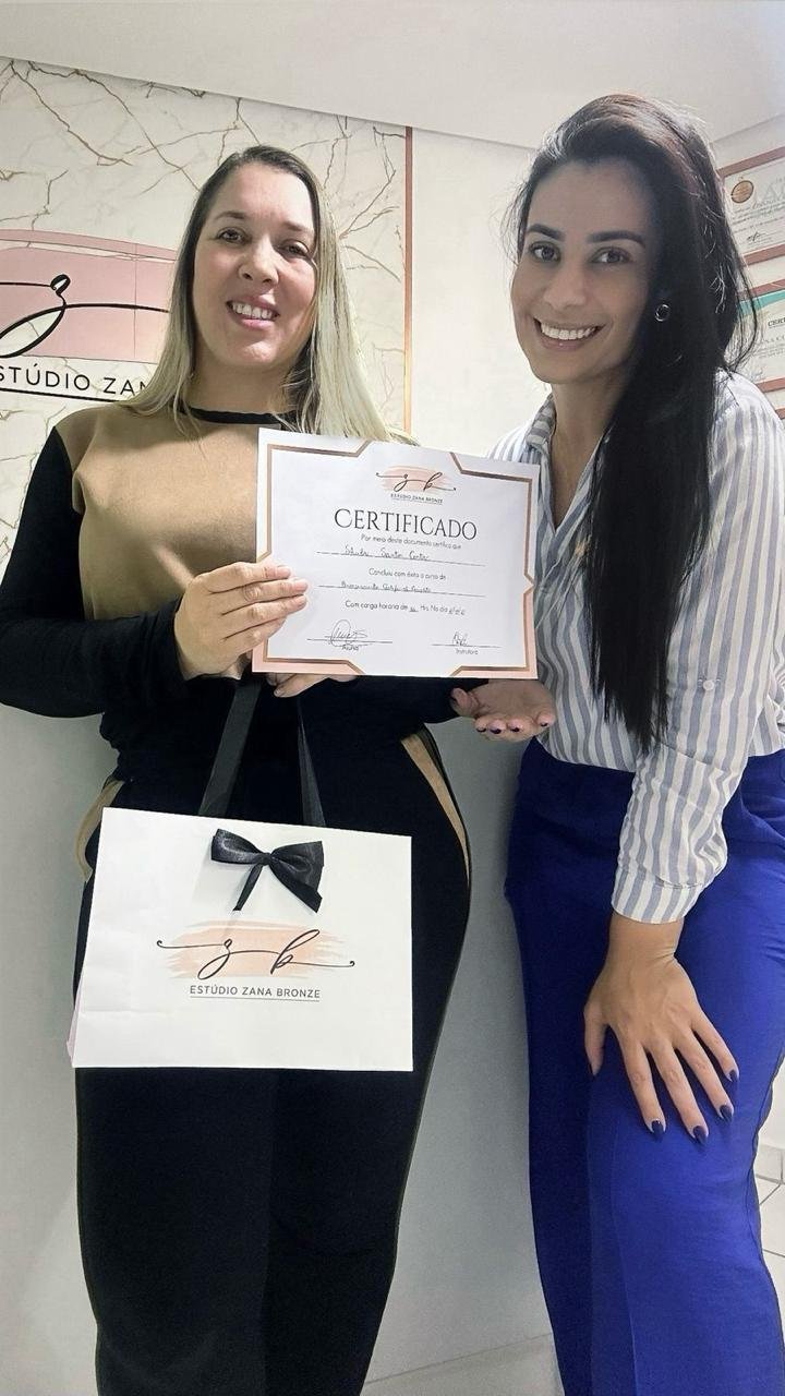 Aluna recebendo certificado e kit do curso
